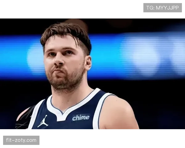 东契奇又在更衣室吃披萨了？这哥们年薪顶薪还这么随性