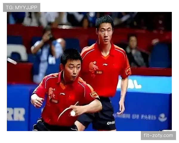王励勤乖乖地练球，家里倒是铺了床养猫，不像赛场那个猛男样子